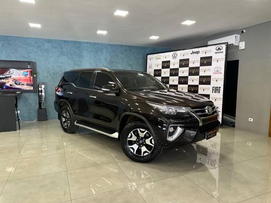 TOYOTA HILUX SW4 2.8 SRX 4X4 7 LUGARES 16V TURBO INTERCOOLER DIESEL 4P AUTOMÁTICO